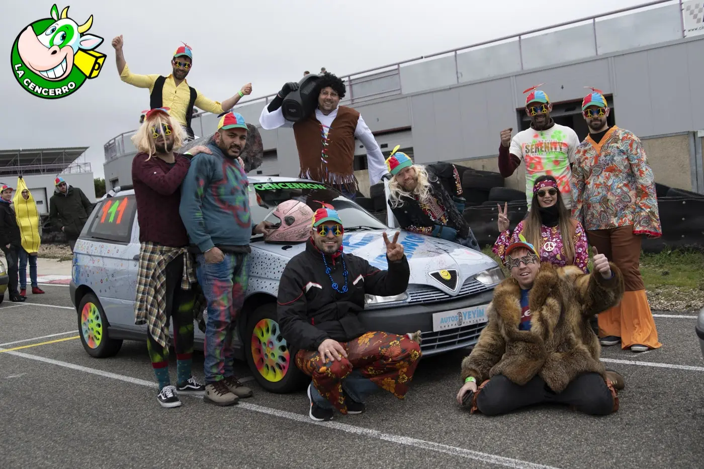 Equipo disfrazado posando con su coche antes de la carrera