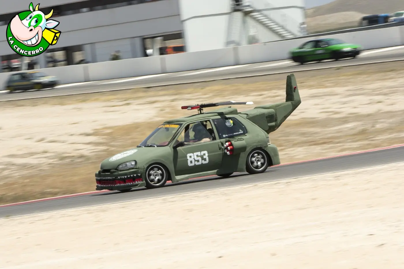 Coche de La Cencerro decorado como un helicóptero militar rodando en el circuito